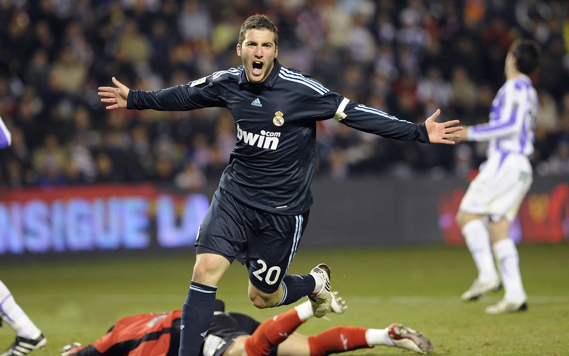 上海海港签下国际新援，上海海港官宣