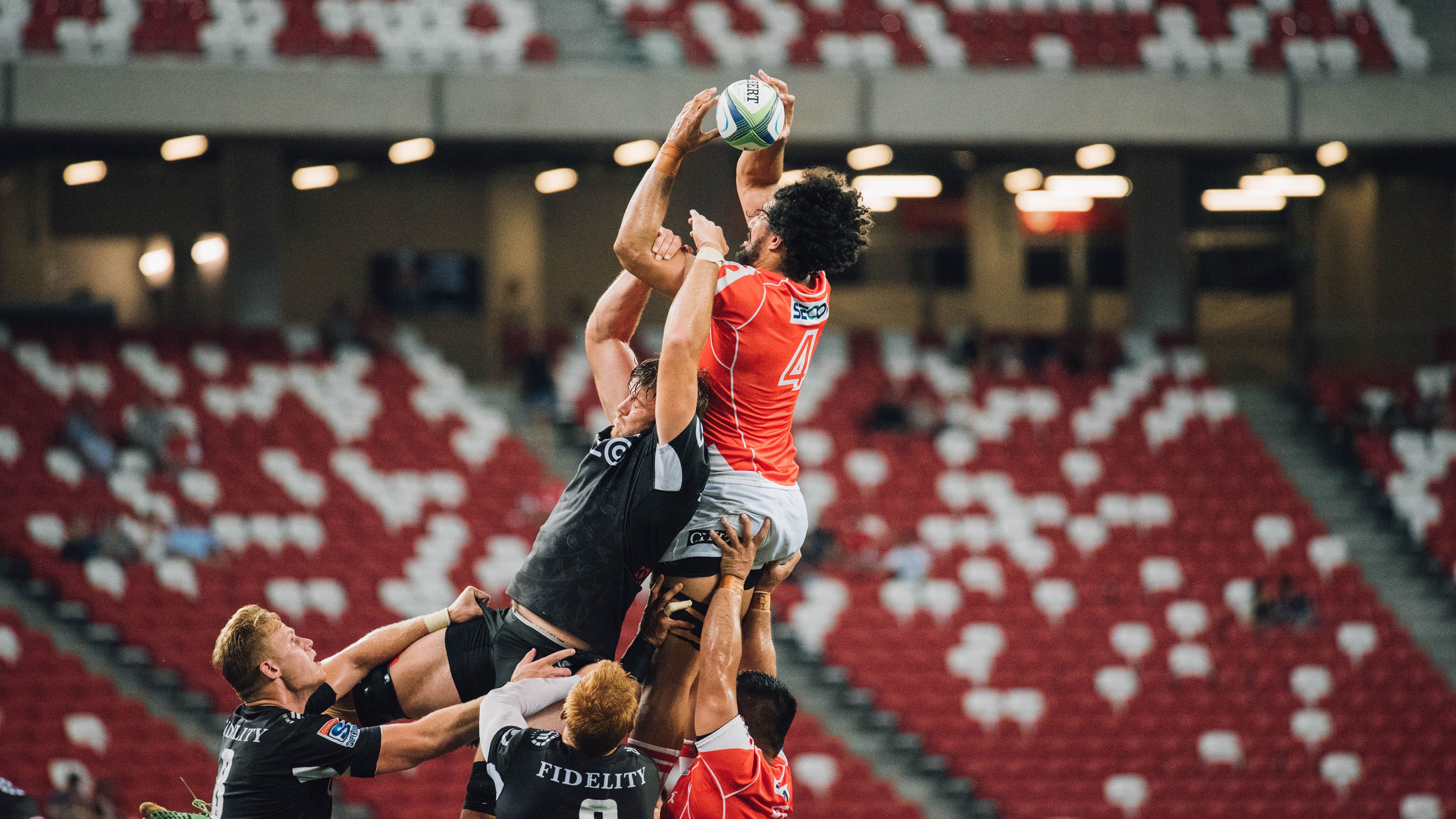 “腰旗美式橄榄球赛：东部新区运动热潮席卷赛场”